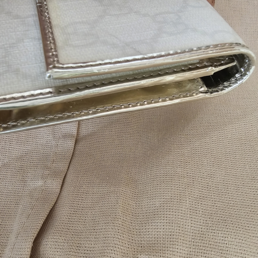 Gucci:RARE White & Silver Wallet w/ COA - Picture 8 of 15